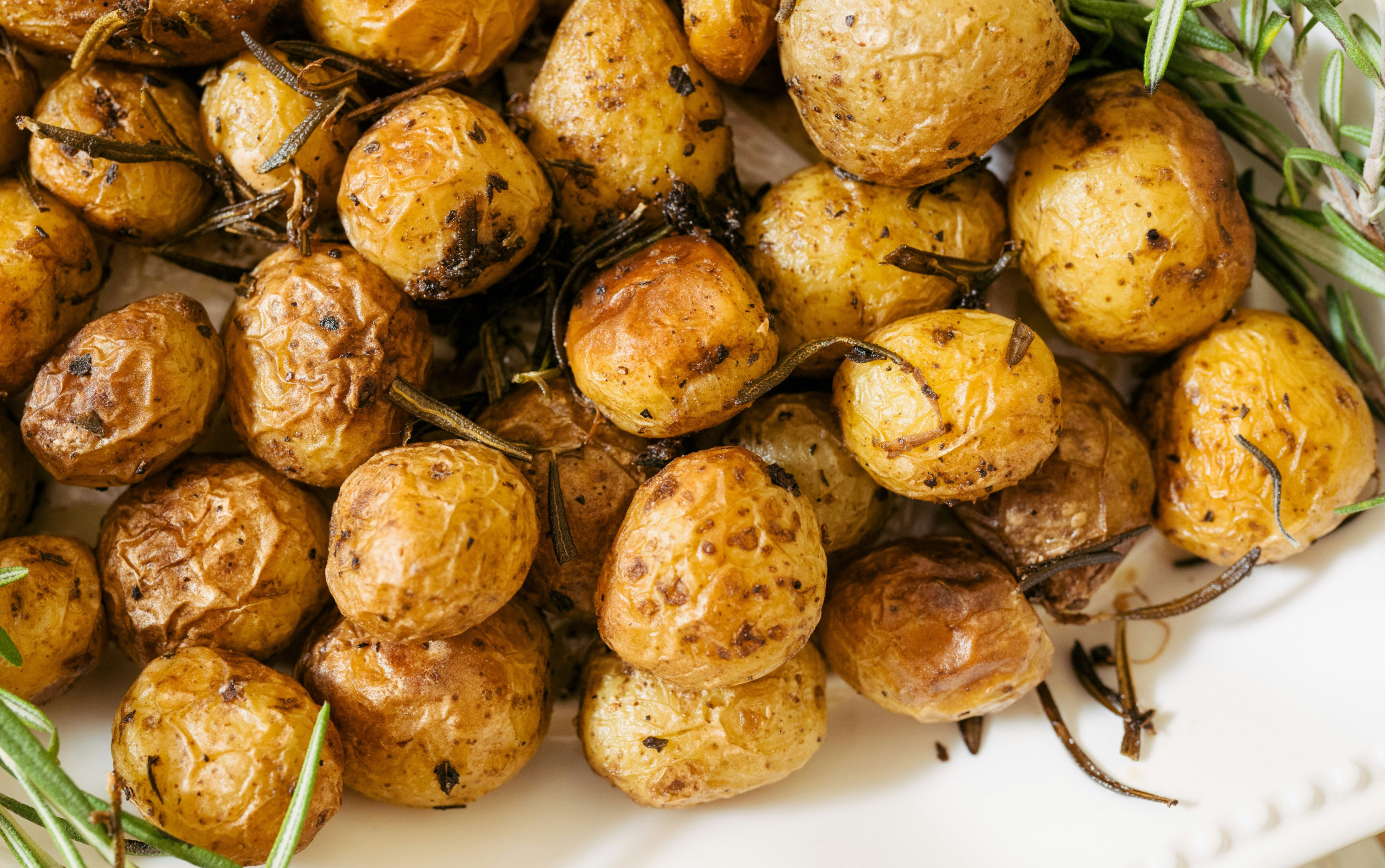 Ofenkartoffeln mit Rosmarin auf einer Servierplatte.